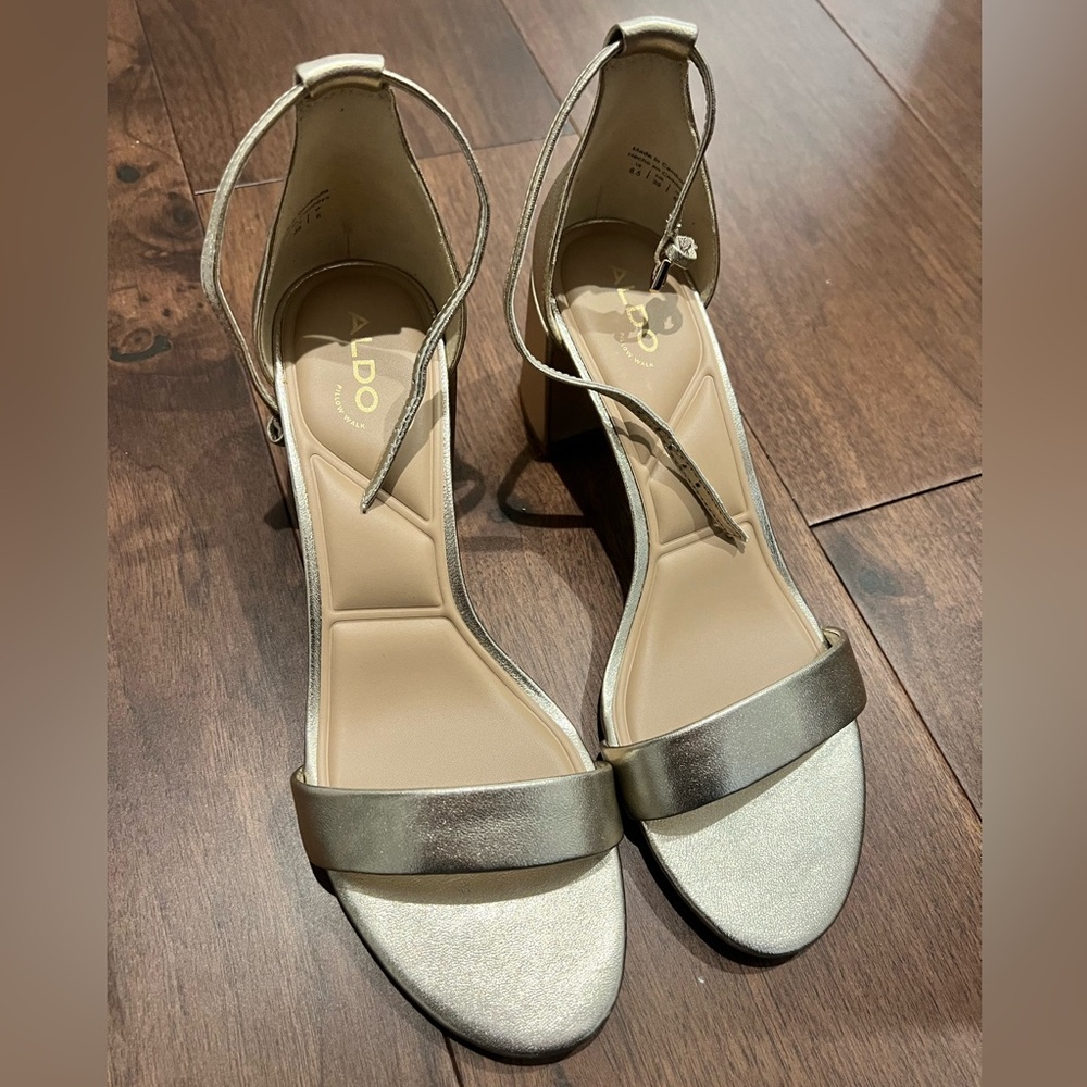 Brand new Aldo heels size 8.5 in champagne gold